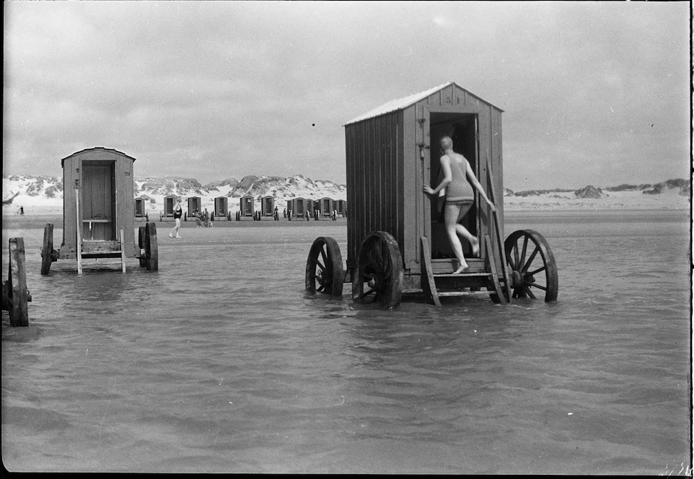 1000px x 691px - Victorian Prudes and their Bizarre Beachside Bathing Machines