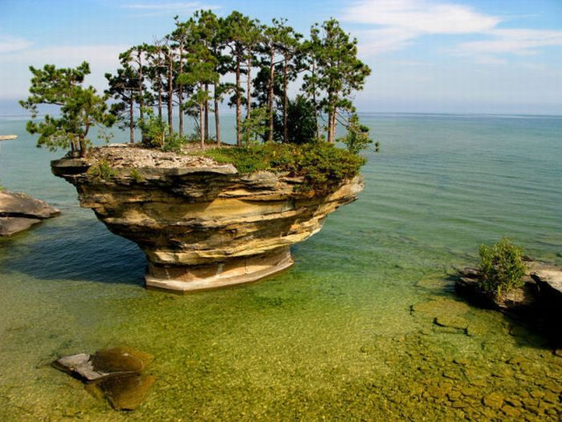 Озеро в центре острова. Остров на озере Гурон в Мичигане. Озеро Гурон Мичиган. Озеро Гурон Северная Америка. Озеро Гурон Канада.