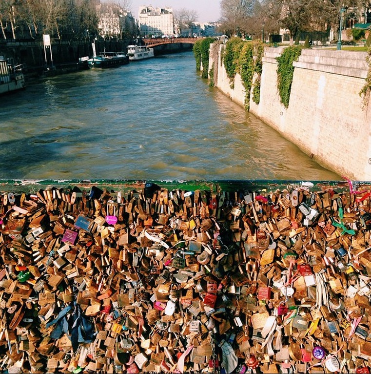 Lovers Have Locked Thousands Of Locks To The Pont Des Arts Bridge In Paris.  The Padlocks, With Keys Thrown Into The Seine River, Is A Modern Tradition  Stock Photo, Picture and Royalty