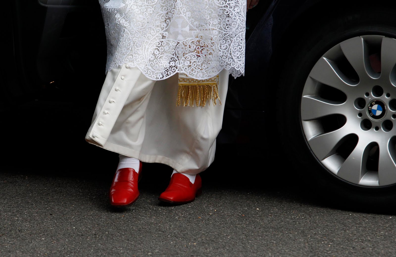 Total 48+ imagen does the pope wear red prada shoes - Viaterra.mx